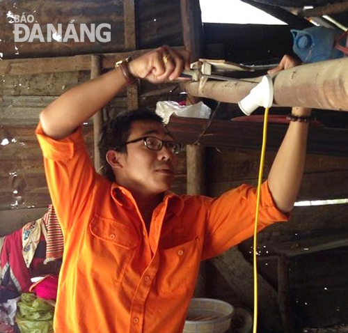 Đã có gần 1.300 hộ nghèo ở Đà Nẵng được hỗ trợ thay bóng đèn sợi đốt bằng đèn compact.  Ảnh: T.Y