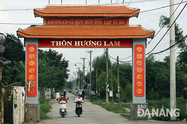 Nhiều cổng làng đã mang lại những nét tươi mới cho bức tranh nông thôn mới Hòa Vang. Ảnh: V.T.L