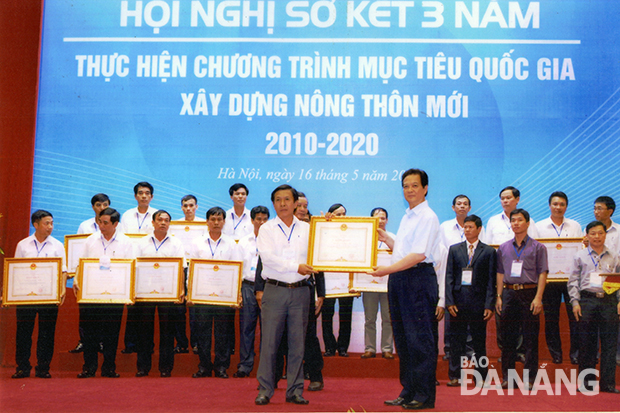 Thủ tướng Nguyễn Tấn Dũng trao Bằng khen cho đại diện xã Hòa Tiến, đơn vị đầu tiên đạt chuẩn Nông thôn mới ở Đà Nẵng. 
