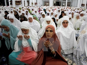 ndonesian people pray at the Baiturrahman Grand Mosque in Banda Aceh city, Aceh province, on the occasion of the tsunami's 10th anniversary