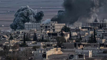 Khói đen bốc lên sau khi máy bay không kích phiến quân IS tại thành phố Kobane, Syria. Ảnh: AFP