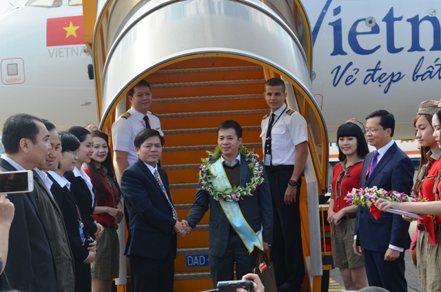 Lãnh đạo Cảng hàng không quốc tế Đà Nẵng đón hành khách thứ 5 triệu Trần Minh Thịnh ngay tại chân tàu bay