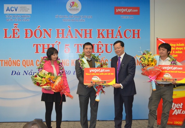 Đại diện VietJet Air tặng quà cho 3 hành khách may mắn