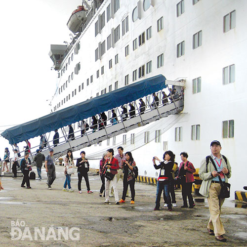 Tàu du lịch Wind StarCruiser qua đêm ở Đà Nẵng nên khách có nhiều thời gian tìm hiểu về cuộc sống, văn hóa của người dân.