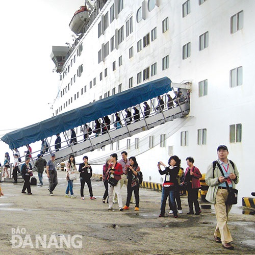 Cruise ship passengers arriving at Tien Sa Port