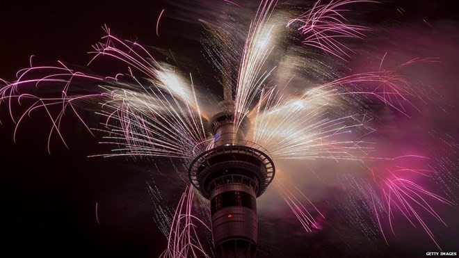 Pháo hoa trên tháp SkyTower tại New Zealand