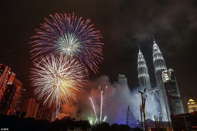 Thủ đô Kuala Lumpur rực rỡ trong khoảnh khắc chuyển giao năm mới