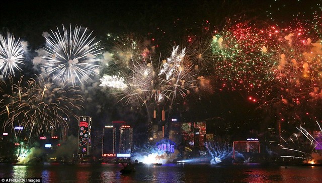 Bến cảng Victoria ở Hong Kong trong bữa tiệc ánh sáng chào đón năm 2015