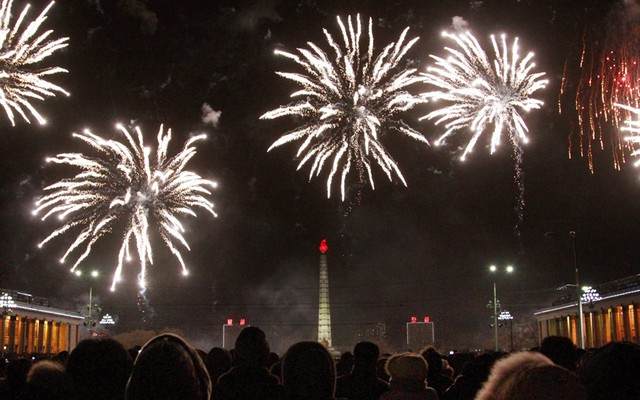 Triều Tiên cũng đã đón chào năm mới. Hình ảnh là màn bắn pháo hoa tại thủ đô Bình Nhưỡng