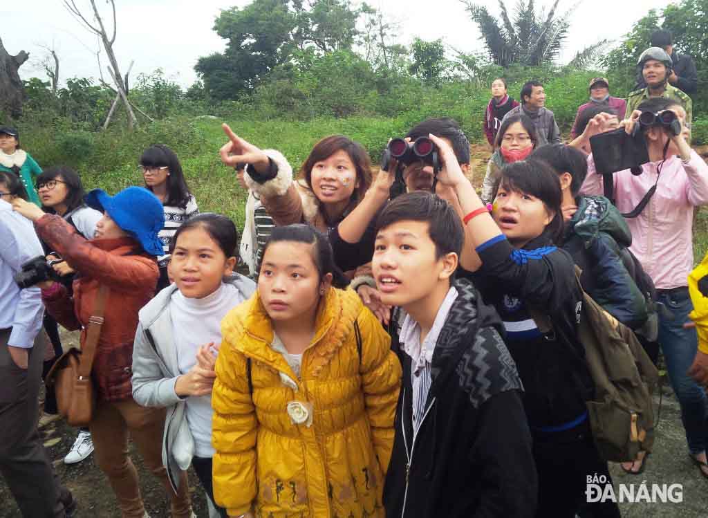 Giáo viên, phụ huynh, học sinh đều thích thú, thỏa mãn khi tận mắt nhìn thấy loài Voọc Chà vá chân nâu tại bán đảo Sơn Trà.