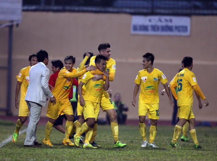 Thanh Hóa ngược dòng giành thắng lợi chung cuộc 2-1