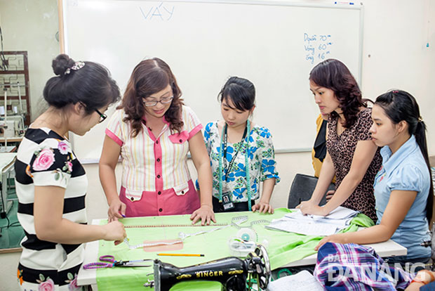 Khóa học may dân dụng do Trung tâm Dịch vụ việc làm phụ nữ Đà Nẵng tổ chức.
