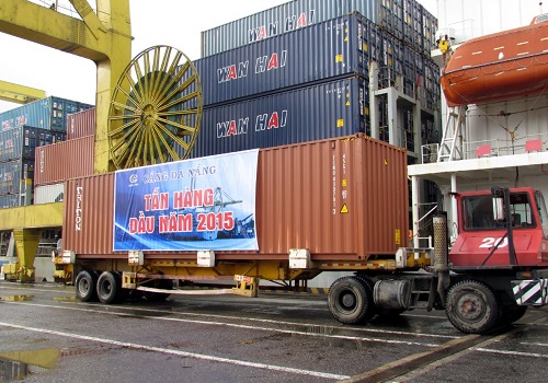 The first containers of 2015 being loaded onto the Wan Hai