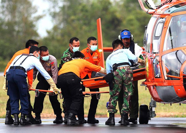 Thi thể nạn nhân được chuyển từ sân bay Pangkalan Bun, miền Trung tỉnh Kalimantan đến thành phố Surabaya ngày 5-1. 		Ảnh: AP