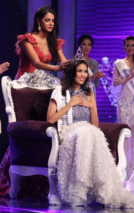 Cô nhận vương miện từ Hoa hậu Thế giới 2011 – Ivian Sarcos