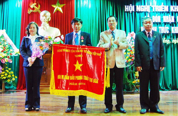 Lãnh đạo VNPT Đà Nẵng vinh dự nhận Cờ thi đua năm 2013.