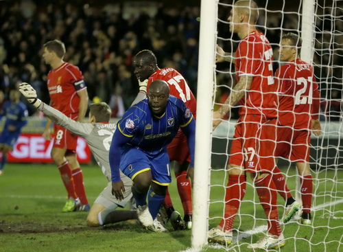 Adebayo Akinfenwa ghi bàn cho Wimbledon