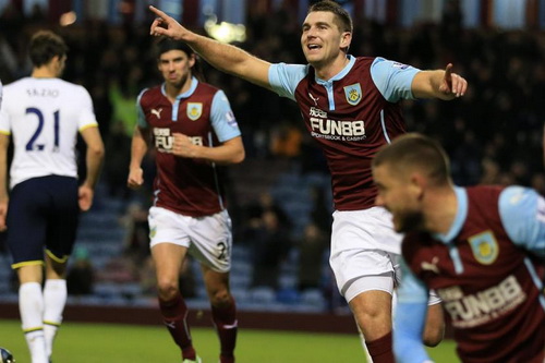 Sam Vokes vui mừng sau pha ghi bàn gỡ hòa cho Burnley