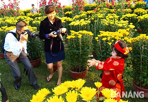 Visitors at a Tet flower market