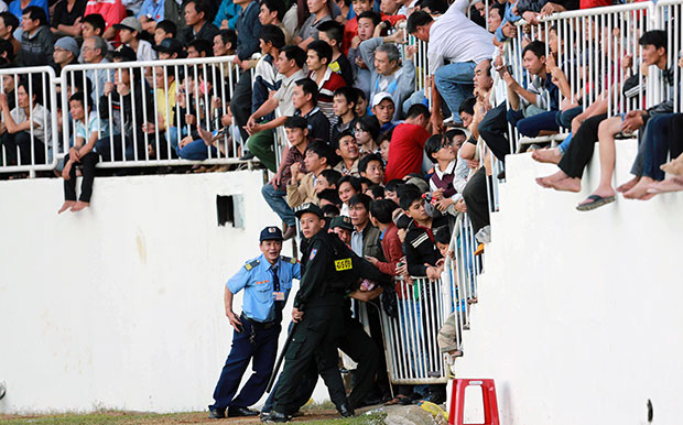 Một góc sân Pleiku trước khi xảy ra tình trạng “vỡ sân” trong ngày khai mạc V-League 2015.		Ảnh: NGUYÊN HUY