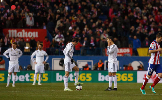 Ronaldo và Bale rất thất vọng khi giao bóng sau bàn thua thứ hai của đội nhà - Ảnh: Reuters