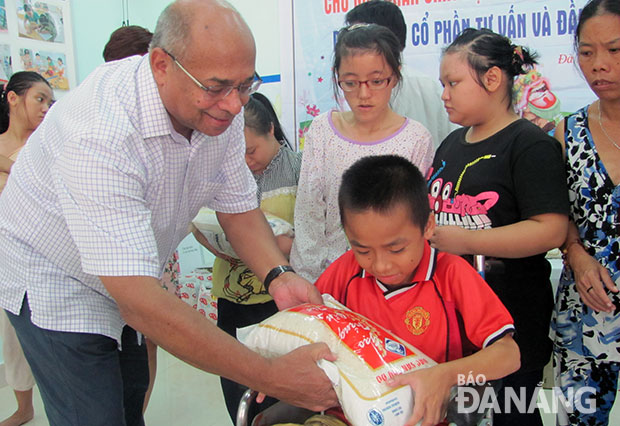 Ông Ranjit Dasgupta (quốc tịch Ấn Độ), Trưởng đại diện của Quỹ Harris Freeman Foundation tại Việt Nam, tặng quà cho trẻ em da cam Đà Nẵng.