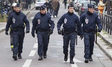  Cảnh sát Pháp hiện diện dày đặc khắp Paris (Ảnh: AFP)