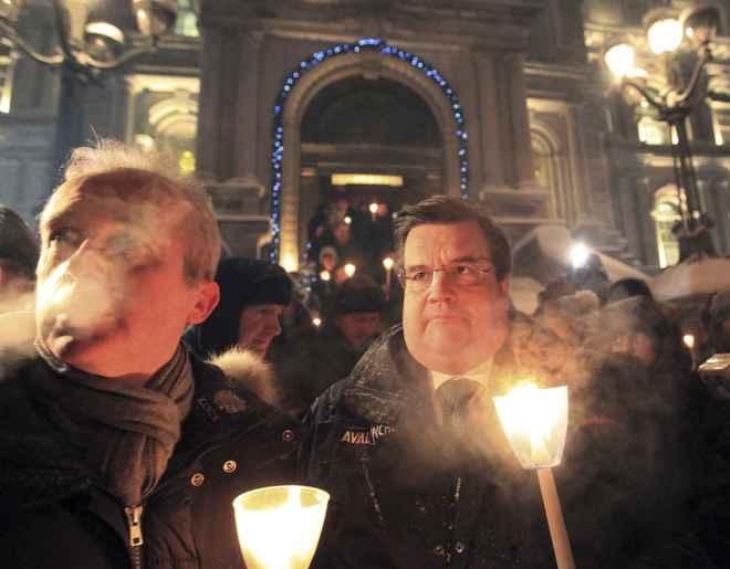 Thị trưởng thành phố Montreal, Canada, ông Denis Coderre, là một trong những người tham dự lễ tưởng niệm các nạn nhân người Pháp trước tòa thị chính. 12 người, trong đó có tổng biên tập của Charlie Hebdo, thiệt mạng. 11 người bị thương.