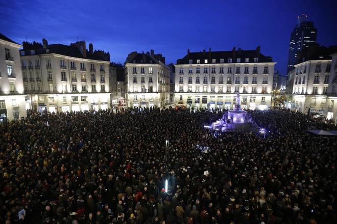 Cung điện Hoàng gia ở thành phố Nantes, Pháp, chật kín người tưởng niệm cho các nhà biếm họa của Charlie Hebdo. 