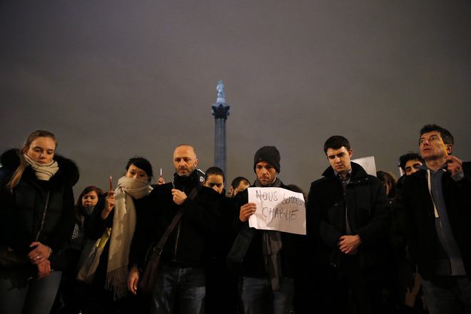 Mọi người ở quảng trường Trafalgar, London, cầm biểu ngữ và giơ cao những cây bút bút để biểu thị sự ủng hộ với Charlie Hebdo và tự do báo chí.