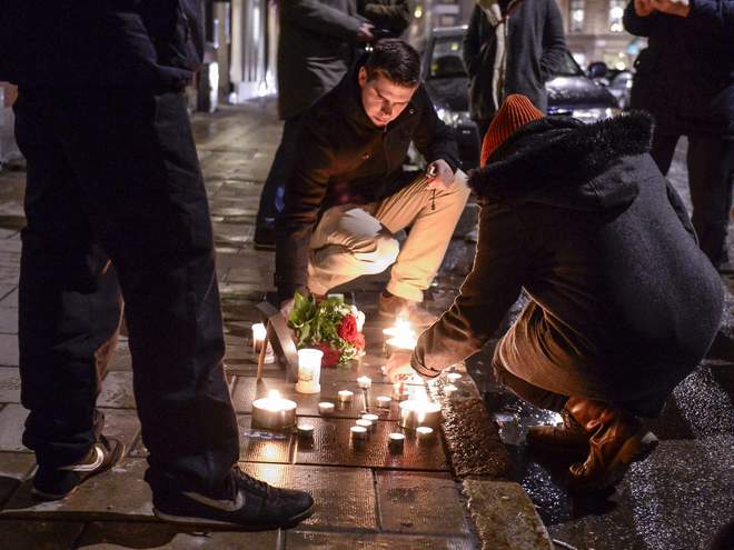 Những ngọn nến được thắp lên ở bên ngoài Đại sứ quán Pháp tại Stockholm, Thụy Điển.
