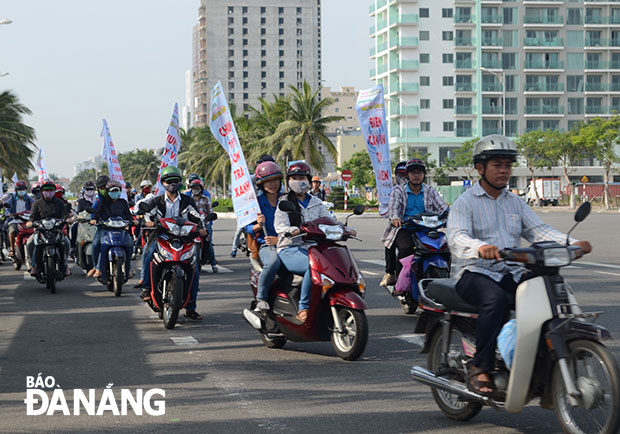 Các thành viên CLB Vì biển xanh trong buổi ra quân tuyên truyền bảo vệ môi trường tại bán đảo Sơn Trà.