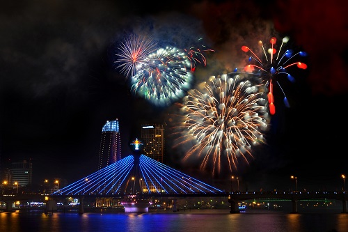 “Phao Hoa Dem Giao Thua” (Fireworks Displays over the Han River on a Lunar New Year's Eve) by photographer Ha Quoc Tuan