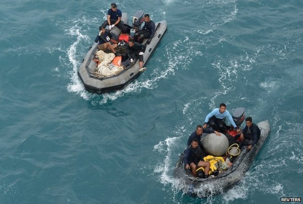 Thợ lặn của hải quân Indonesia tham gia tìm kiếm phần đuôi máy bay trên biển Java. Ảnh: AFP