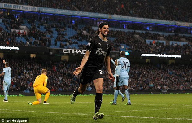 George Boyd ghi bàn vào lưới Manchester City trong tư thế việt vị.