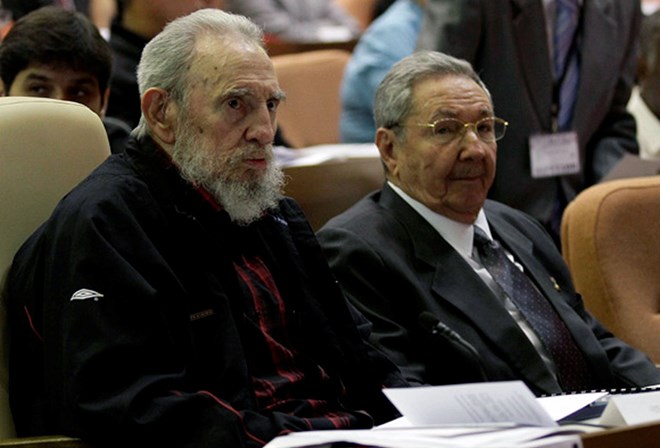 Lãnh tụ Cuba Fidel Castro (trái) và Chủ tịch Cuba Raul Castro tại một phiên họp hồi tháng 2/2013. (Nguồn: AFP/TTXVN)