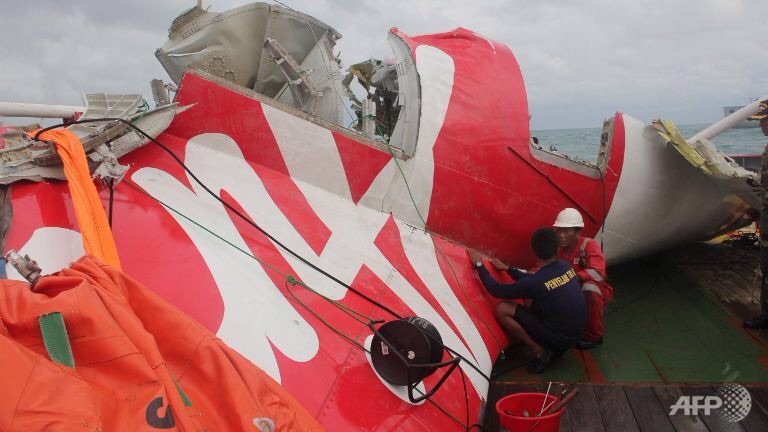 Phần đuôi máy bay AirAsia, QZ8501 đã được trục vớt lên tàu hôm 10-1-2015. Ảnh: AFP