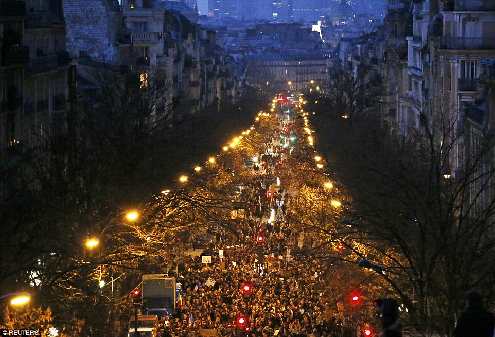 Hàng ngàn người phủ kín các con đường ở thủ đô Paris trong cuộc tuần hành 