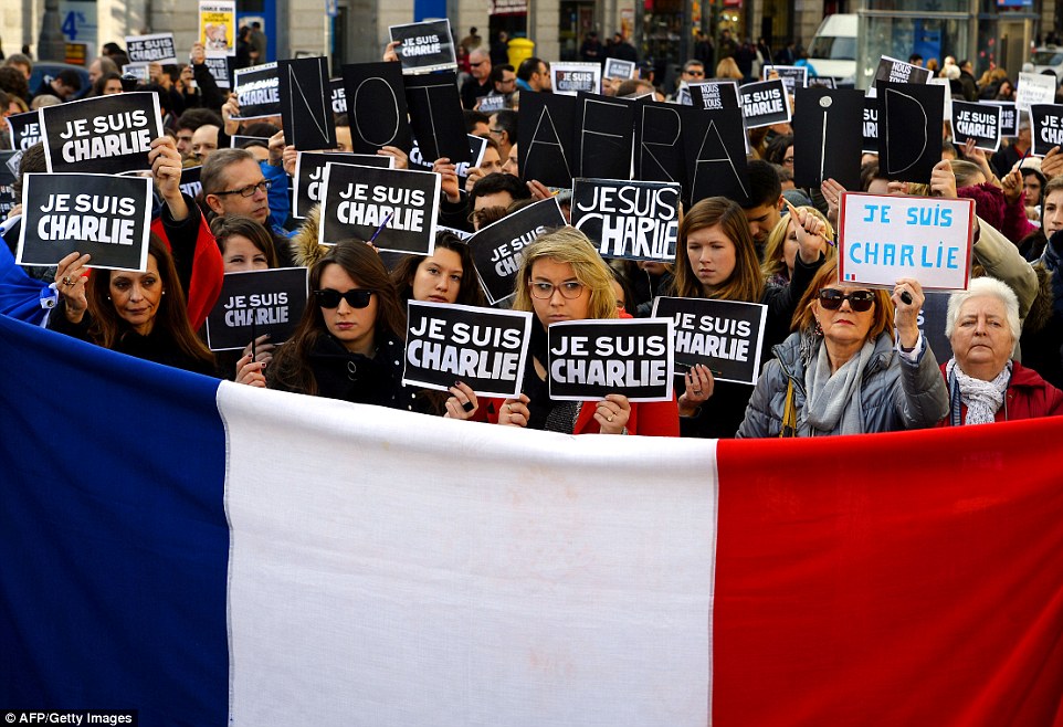 Tại Madrid - Tay Ban Nha, người dân ủng hộ người Pháp trong cuộc đấu tranh chống lại chủ nghĩa khủng bố