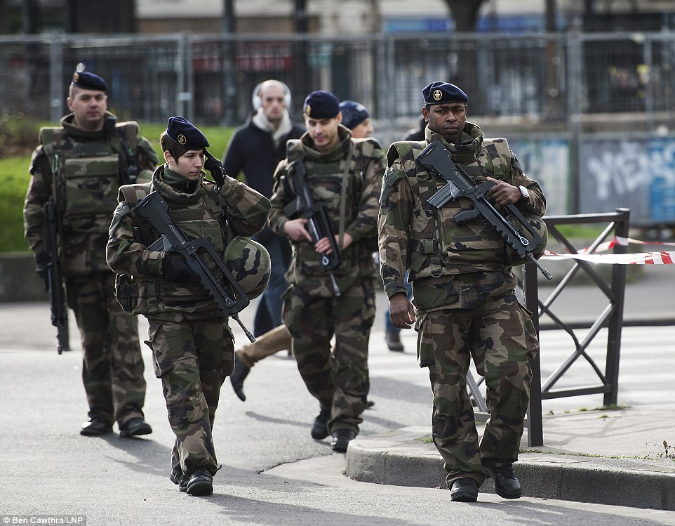 Ngoài ra, các giới chức Pháp đã thông báo một số “biện pháp đặc biệt” nhằm bảo vệ các đám đông tụ tập gần Quảng trường Cộng hòa ở thủ đô Paris.