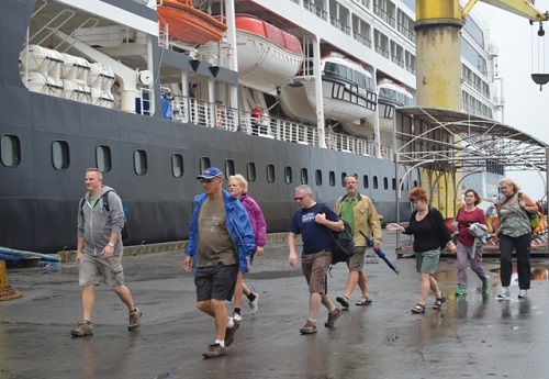 Cruise ship passengers arriving at Tien Sa Port