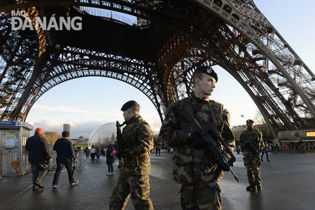 Binh sĩ Pháp tuần tra trước Tháp Eiffel ở Paris. 		    	                                      Ảnh: AFP 