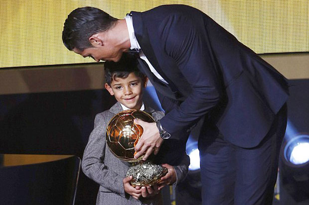 C.Ronaldo chia sẻ niềm vui cùng con trai Cristiano Jr khi nhận danh hiệu “Quả bóng vàng FIFA 2014”. Ảnh: Reuters