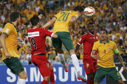 Pha đánh đầu dẫn đến bàn thắng của trung vệ Trent Sainsbury.Ảnh: Reuters