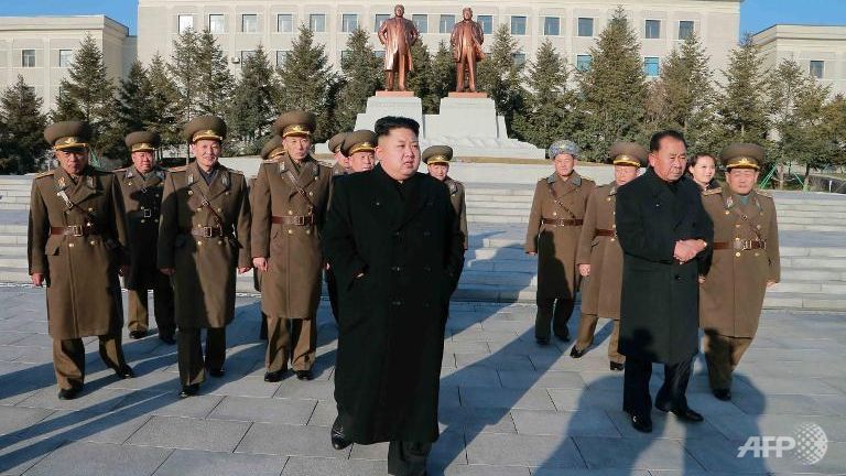 Nhà lãnh đạo Triều Tiên, Kim Jong-un (giữa) đang thăm một đơn vị phòng không thuộc Quân đội Triều Tiên. Ảnh: KCNA