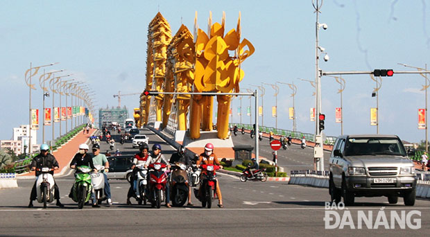 Văn hóa, văn minh đô thị bắt đầu từ những việc như chấp hành trật tự đô thị, an toàn giao thông. Ảnh: HOÀNG HIỆP