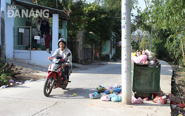 Cột điện giữa lòng đường, đường không có lề, rác thải tồn 3-4 ngày không thu gom ở đường kiệt 12 Trường Sơn, đi qua các tổ 23, 24, 25 phường Hòa Thọ Tây là những bất cập nảy sinh sau khi con đường này vừa hoàn thành.