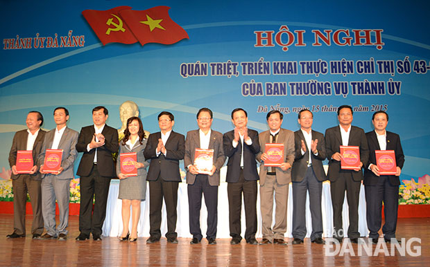 Lãnh đạo thành phố chứng kiến các địa phương ký giao ước thi đua thực hiện “Năm văn hóa, văn minh đô thị”. Ảnh: VIỆT DŨNG