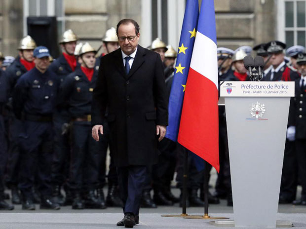 Tổng thống Pháp Francois Hollande tham dự lễ tưởng niệm các nhân viên cảnh sát sau vụ tấn công ở Paris. 							 Ảnh: AFP