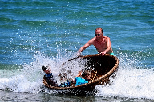    “Vui Cung Song Bien” (Amusing Themselves with the Waves)